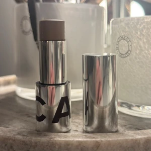 CAIA Contour Stick Hazelnut - Säljer pågrund av att jag köpt ett nytt stick, så därför behöver jag inte detta längre. Den sitter bra under dagen, är lätt att applicera och blir inte fläckig. Priset går att diskutera, hör gärna av dig vid frågor💗