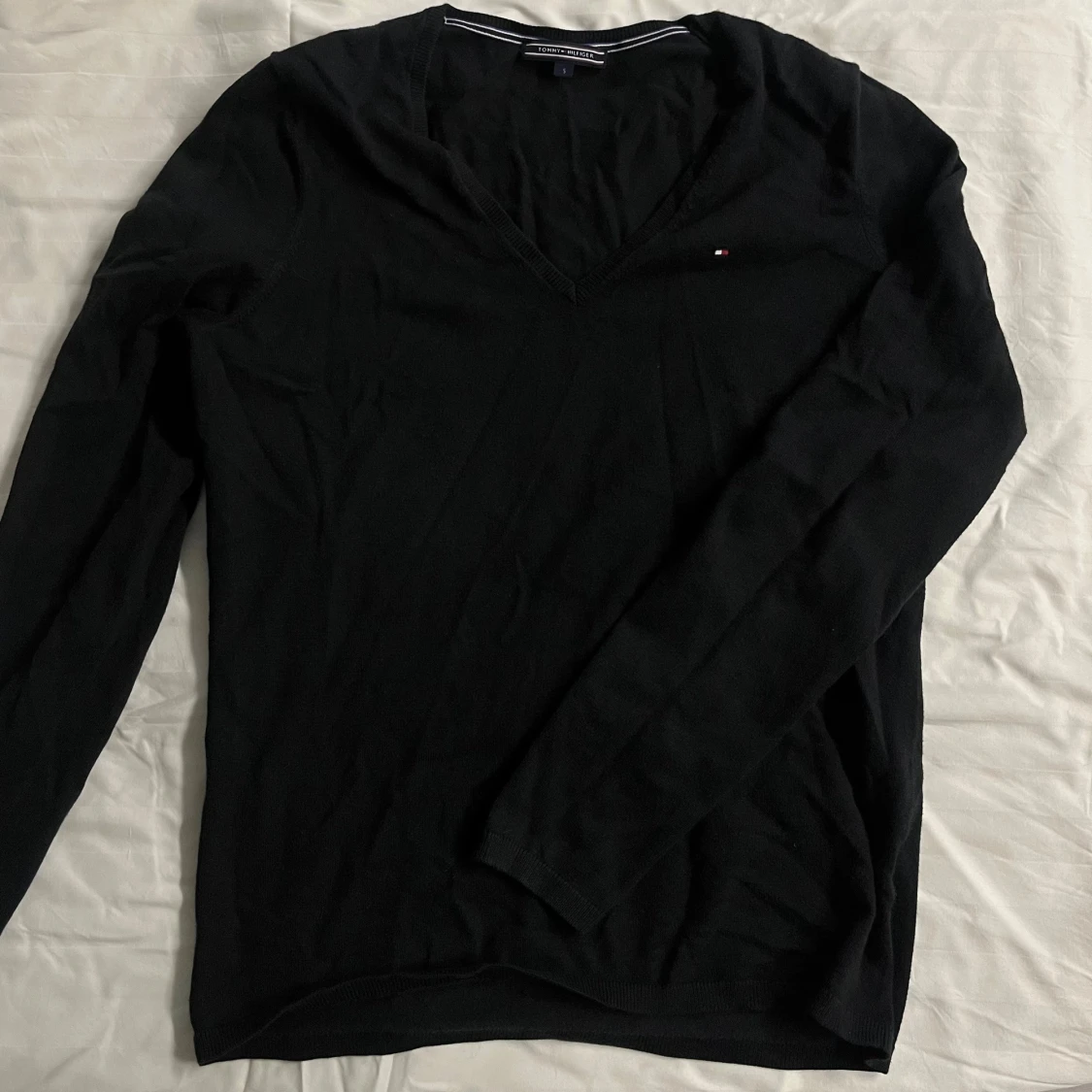 Svart v-ringad tröja Tommy Hilfiger