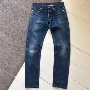 Mörkblåa APC Petit New Standard Jeans - Väldigt snygga APC jeans med fina fades | W30 L32 | Nypris 2999kr | Som nya, inga tecken på användning. | Skriv vid minsta fundering, priset är ej hugget i sten!