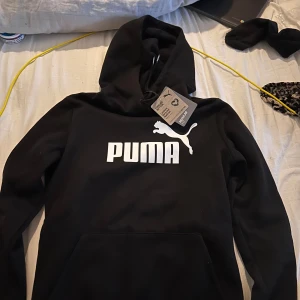 Puma Hoodie XS - Svart Puma hoodie i storlek XS med prislappen kvar. Perfekt som julklapp! 