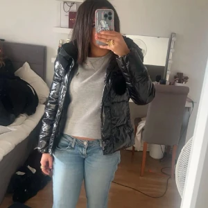 Svart pufferjacka från Calvin Klein - Säljer en svart, glansig pufferjacka från Calvin Klein i nytt skick. Perfekt för dig som vill ha en snygg och varm jacka till vinter och höst. Pris kan diskuteras vid snabb affär!💗