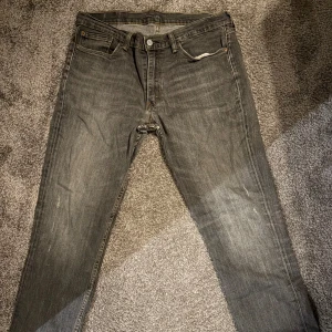 Levi's 511 mörkgrå jeans  - Säljer ett par Levi's 511 jeans, coola!