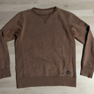 Brun sweatshirt från Replay - Säljer en riktigt fet limited edition brun sweatshirt från Replay. Tröjan är i toppskick och passar perfekt till en vardaglig stil för dig som gillar att klä upp dig lite extra. Storleken är S och passformen är normal. Skriv gärna vid minsta fråga, pris kan självklart diskuteras.