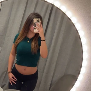 Mörkgrön topp - Säljer en kort mörkgrön topp från H&M i storlek S. Säljer då den inte används längre!