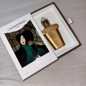 Casamorati Lira EdP  - Casamorati Lira EdP kommer i en lyxig förpackning med unik design. Flaskan rymmer 30ml återstående mängd kvar bild2. Perfekt för dig som vill sticka ut med en exklusiv parfym från ett välkänt märke. Kolla bild 3 för beskrivning av doft. Nypris 1265kr.
