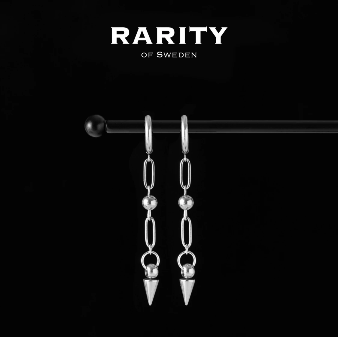 Revenge Spike Earring - Silver: Silverfärgade örhängen med nitar