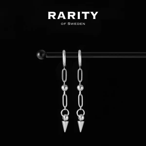 Revenge Spike Earring - Silver: Silverfärgade örhängen med nitar - Otroligt snygga örhängen med nitar i rostfritt stål!! Örhängena är i fin silvrig färg och passar så bra för att piffa upp en outfit och lägga till en extra detalj🪽Likt alla andra våra smycken tål dessa örhängen vatten och håller sitt glans länge!! Vid frågor eller funderingar - välkommen att skriva till oss🪽