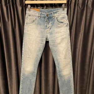 Dondup jeans - slim fit - Dondup jeans - skick 9/10, fint skick! - storlek W30 men passar W28, längd 34 - sjukt feta slitningar och wash på dessa! Passform: slim fit! - hör av er vid frågor🙌