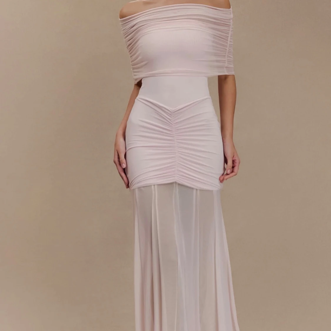 Ljusrosa offshoulder långklänning från Meshki (Caspian)