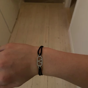 Valentino armband  - Säljer nu detta riktigt snygga Valentino armbandet! Det är endast använt en gång då det inte passar min stil alltså är det i nyskick. Bara att skriva vid frågor! 