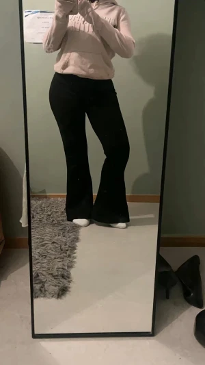 Yoga byxor/ Svarta utsvängda byxor  - Super fina och bekväma svarta utsvängda yoga byxor. Byxorna har heller inga defekter och är i jättebra skick! Säljer dock tyvärr byxorna eftersom de har börjat bli lite för tajta på mig❤️ Kontakta gärna mig om ni vill ha mer info, ställa frågor, eller vill ha tydligare bilder😚