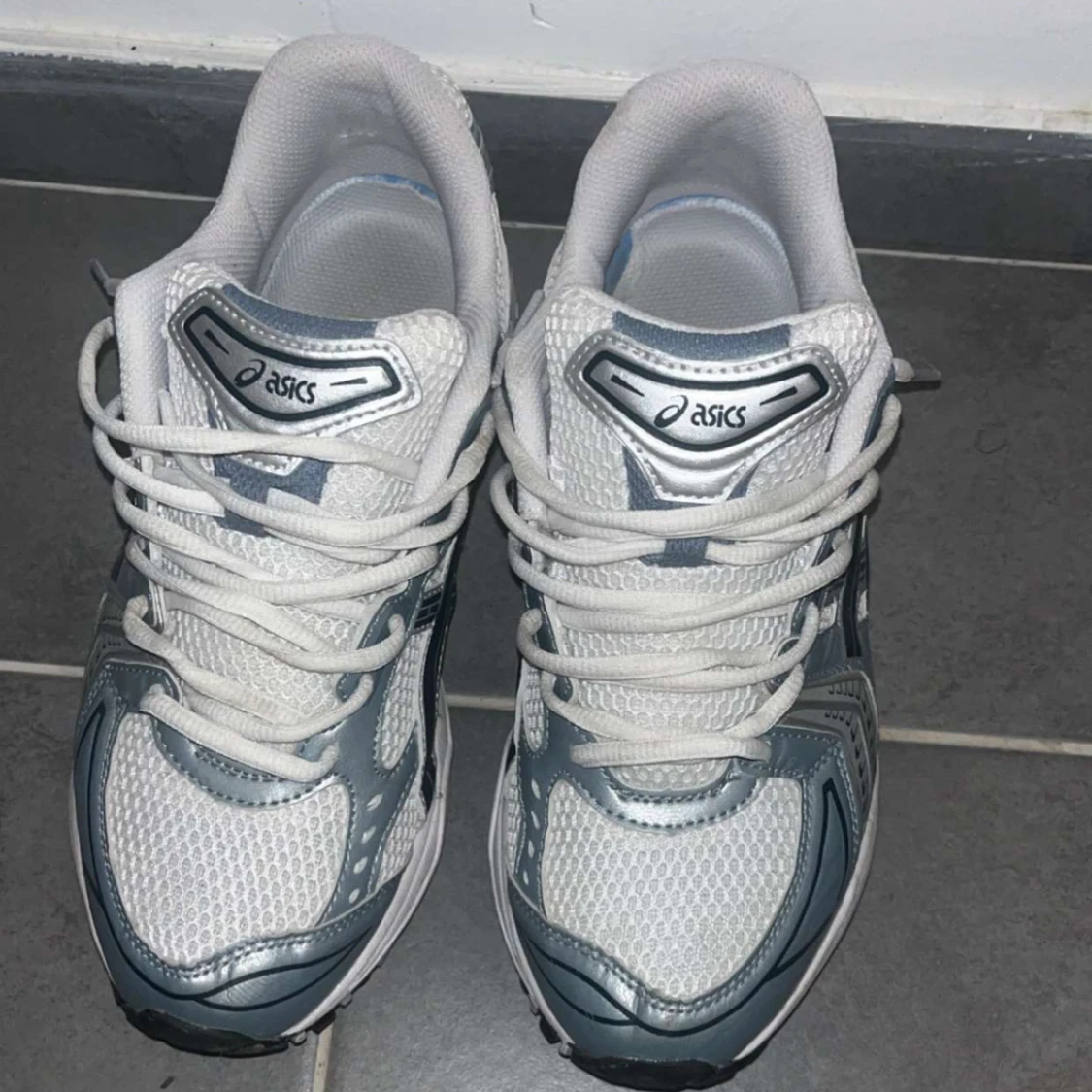 Vita och grå Asics sneakers
