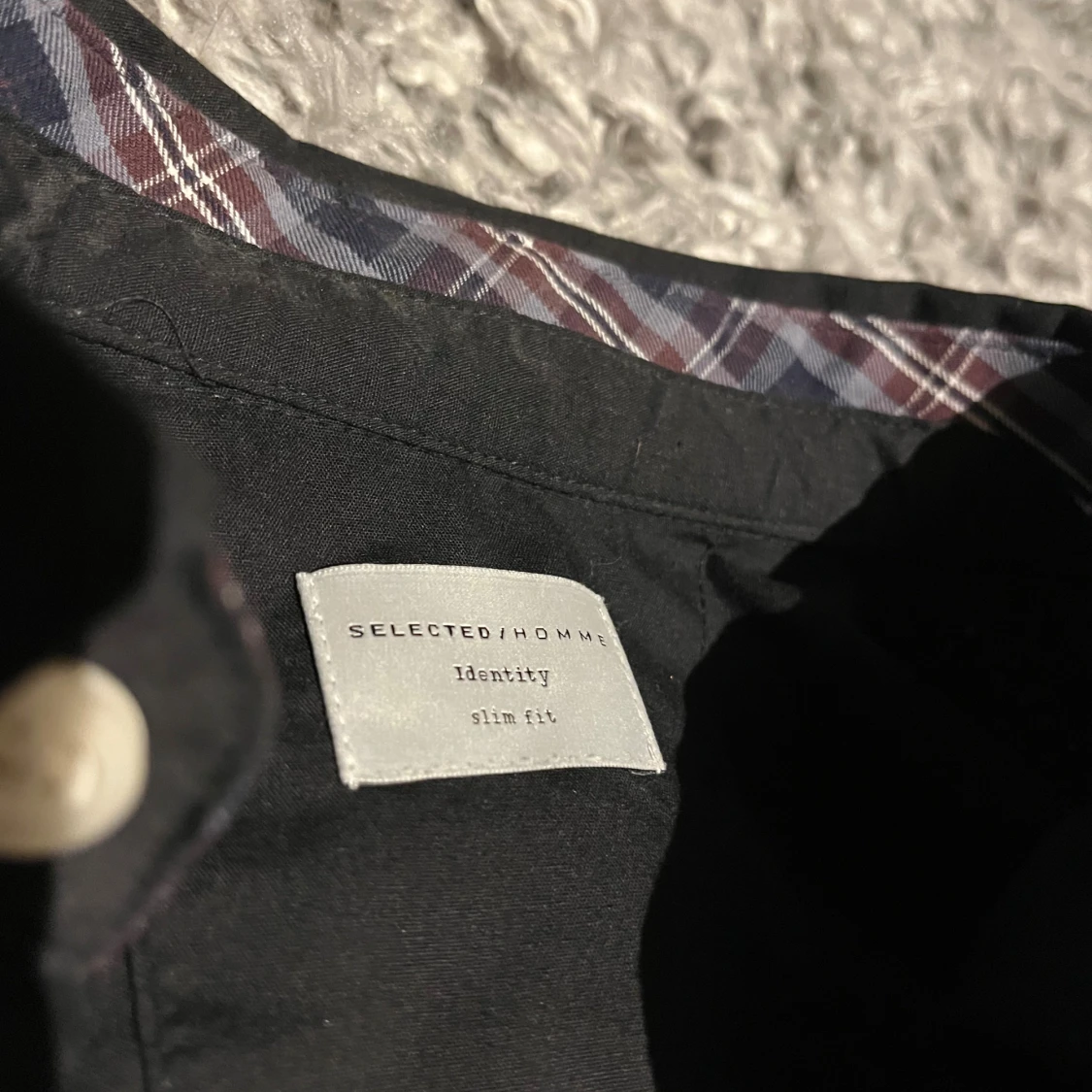 Svart skjorta med rutiga detaljer - 4