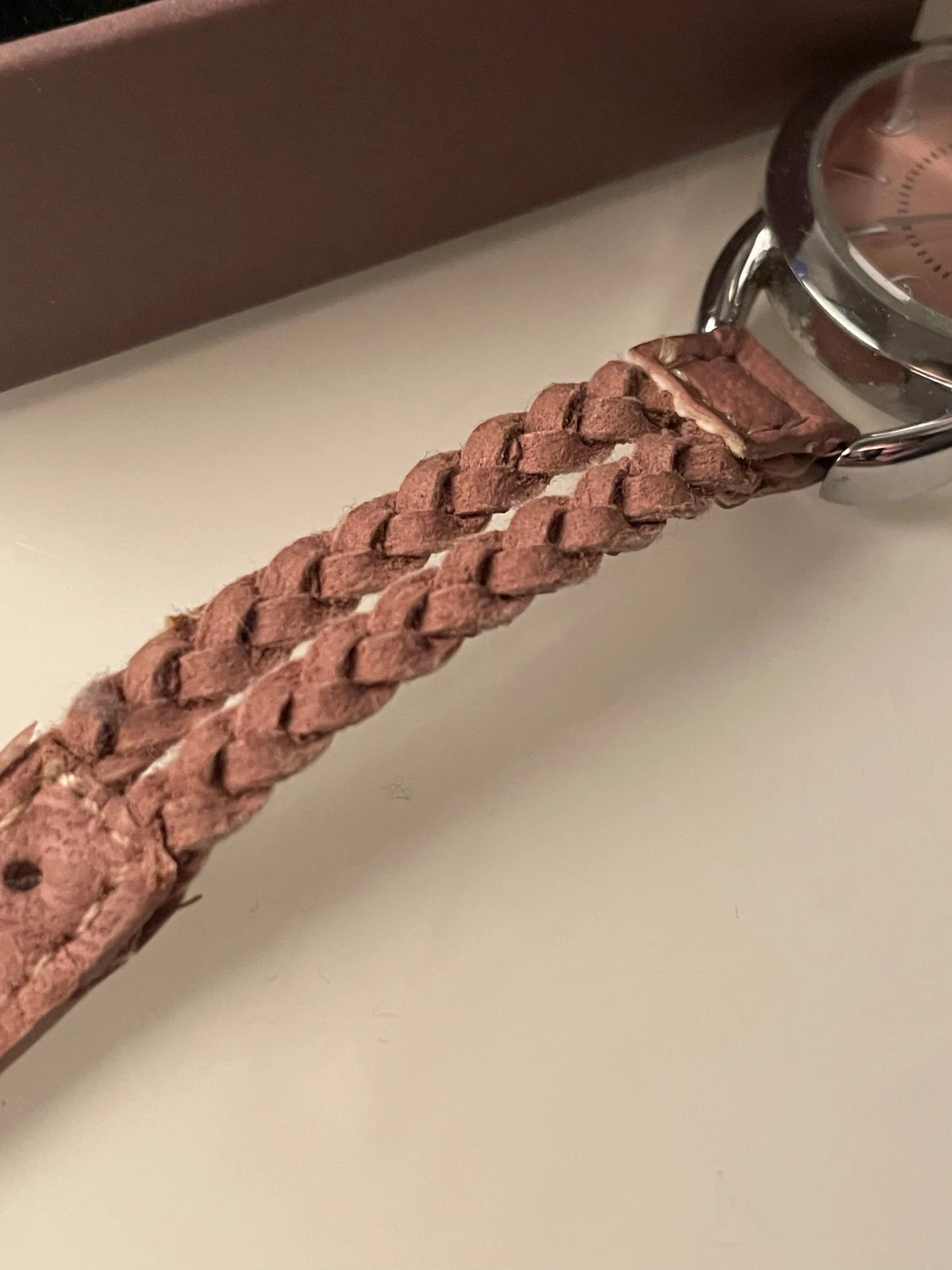 Klocka med flätat rosa skinnarmband - 2