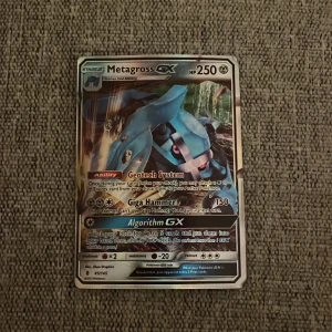 Metagross GX - Coolt Pokémonkort med Metagross GX! Perfekt för dig som samlar eller spelar Pokémon TCG. Kortet har 250 HP och unika attacker som Geotech System, Giga Hammer och Algorithm GX. Ett måste för alla Pokémon-fans och samlare!