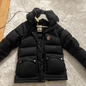 Svart fjällräven 💕 - Säljer min svarta fjällräven jacka eftersom jag hellre vill ha en annan färg💕 Köpt mitten av förra vintern så den är i väldigt bra skick, hängaren i nacken gick av men har lagat den nu! I modellen women