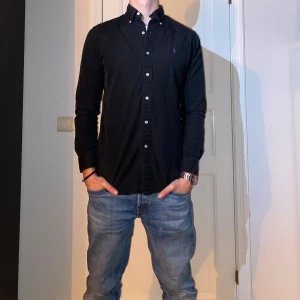 Svart skjorta från Polo Ralph Lauren - Svart skjorta från Ralph Lauren i storlek S. Fint skick till ett bra pris. Nypris: 1995kr. Mitt pris: 299kr                  Vid frågor eller funderingar, tveka inte att höra av dig.
