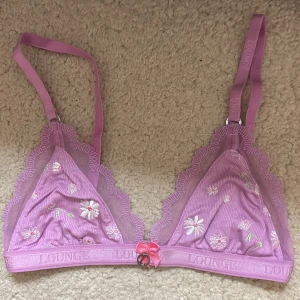Bh  - Jättesöt rosa bh från lounge underwear, endast använd ett fåtal gånger då den är lite för liten för mig! 💖💖 perfekt att ge bort till någon eller dig själv i julklapp 🥰