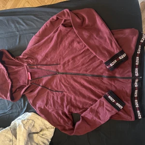 Vinröd hoodie från Hugo Boss - Aldrig använd, har bara legat i garderoben därför är den litta skrynklig men bara att tvätta den sen är den som ny igen. Väldigt fint skick. Kom gärna med eget prisförslag 