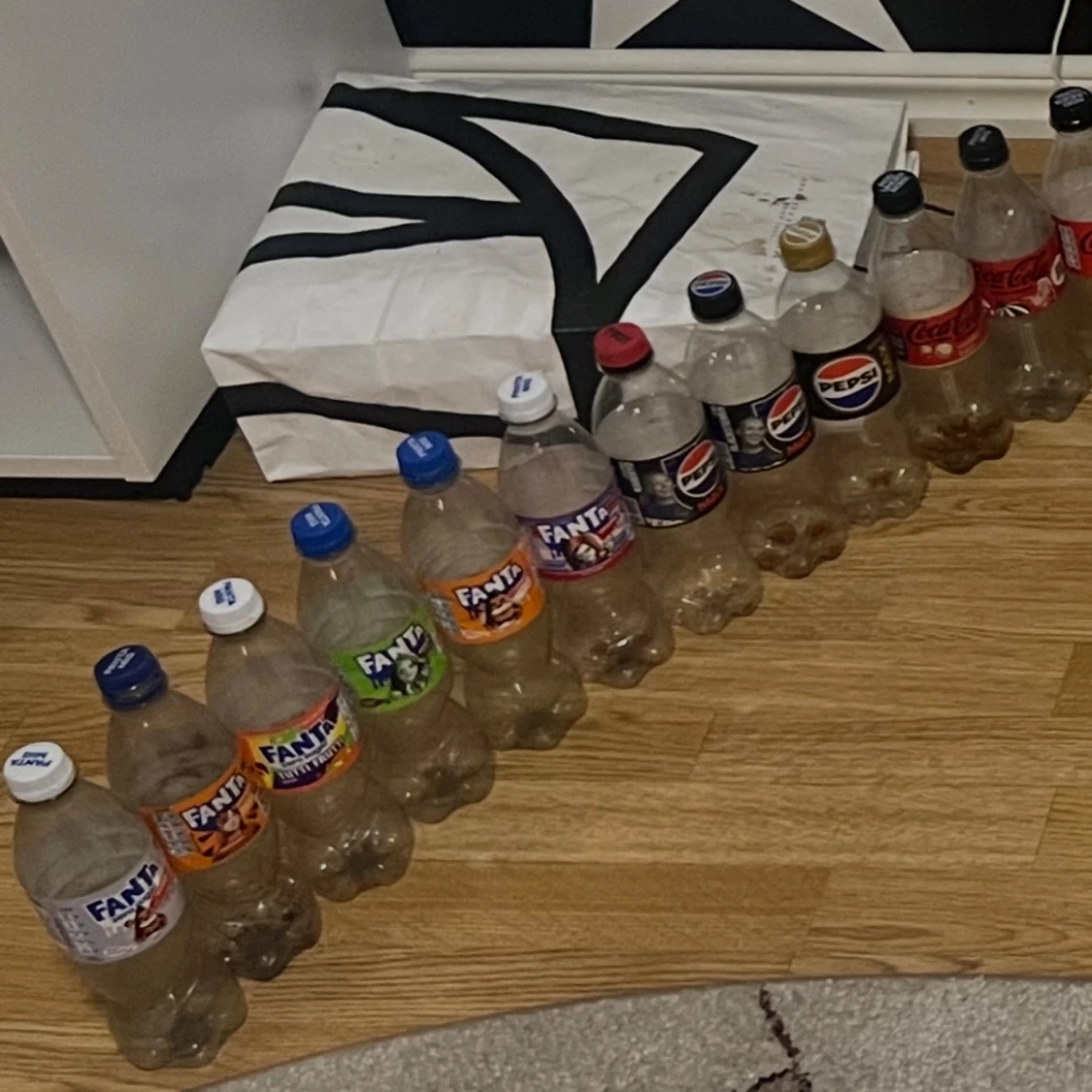 Samling av tomma läskburkar och flaskor - 4