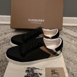 Burberry skor - Helt nya och oanvänd. Allt på bild tillkommer med skorna. Storlek 42. Passar som vanligt 