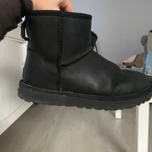 Svarta uggs storlek 39 - Snygga stilrena uggs i färgen svart, använd några gånger då de är för stora för mig! 