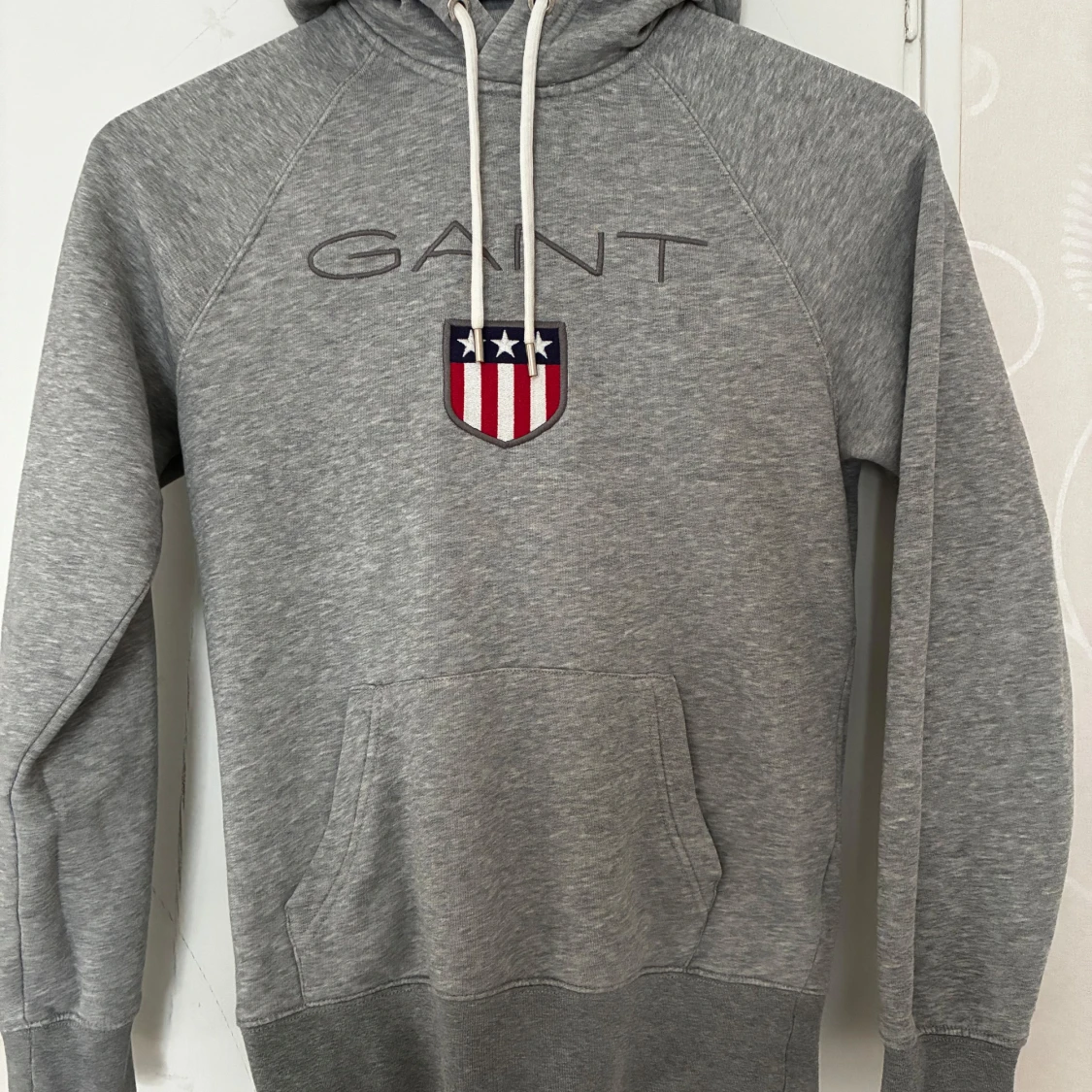 Grå hoodie från GANT 