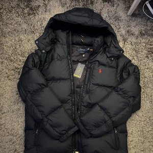 Polo Jacka  - KVITTO FINNS!! Tjena, säljer denna då det inte gick att lämna tillbaka i affären! Nypris 6000, mitt pris 4200!! Den är helt oanvänd, alla lappar sitter kvar och kvitto finns!! Det är bara o höra av sig!! Priset är ej hugget i sten!!