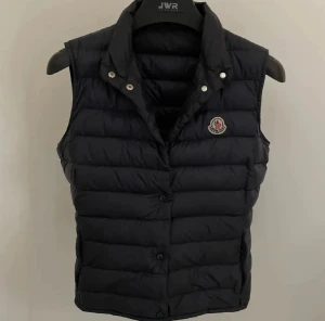 Moncler väst  - En snygg navy blå väst från Moncler med klassisk krage. Västen är i mycket gott skick och kostar 8000kr ny! Jag säljer den för den passar inte mig längre. Priset går självklart att diskutera!!