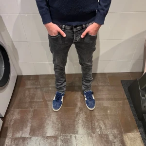 Dondup George  - Dondup jeans | Riktigt feta och populära jeans | Skick= 10/10 | nypris= 4000 kr | vårt pris= 799 kr | Hör av dig vid minsta fundering!