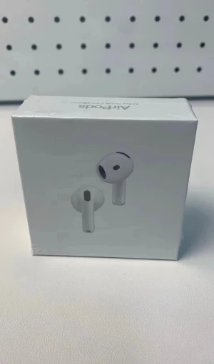 AirPods 4 - Helt nya Apple AirPods 4 med aktiv brusreducering och laddningsetui. Kompatibla med USB-C och Qi-laddning. Produkten är i obruten originalförpackning, utan synligt slitage eller defekter. Perfekt för trådlös musik och samtal med hög ljudkvalitet.