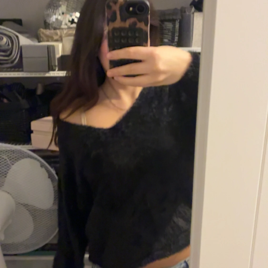 Svart fluffig stickad tröja