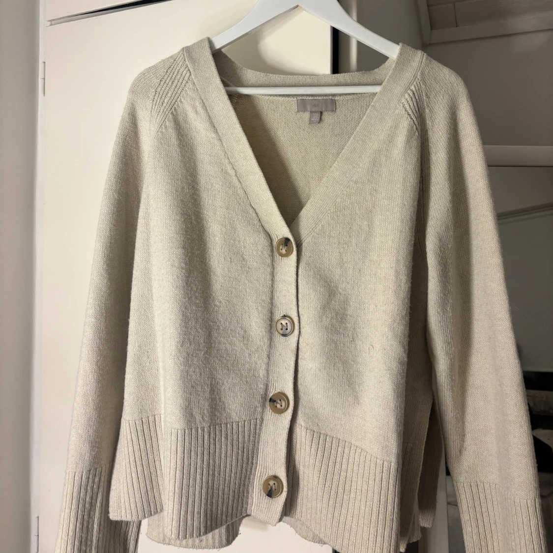 Beige kofta med v-ringning och knappar - 1