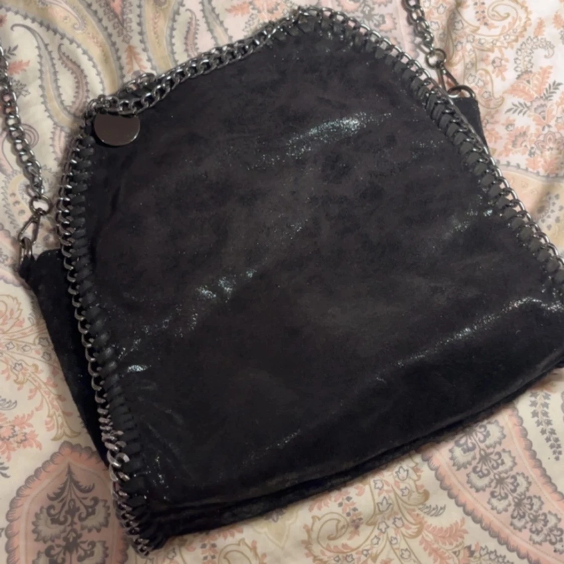 Svart axelväska med kedjedetaljer - 1
