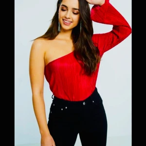 Röd oneshoulder topp - Säljer en snygg röd oneshoulder topp. Använd enstaka gång.