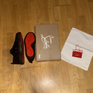 Svarta skor med röd bottom - Säljer mina svarta skor eftersom de är för små. Använda riktigt lite och syns inte. 