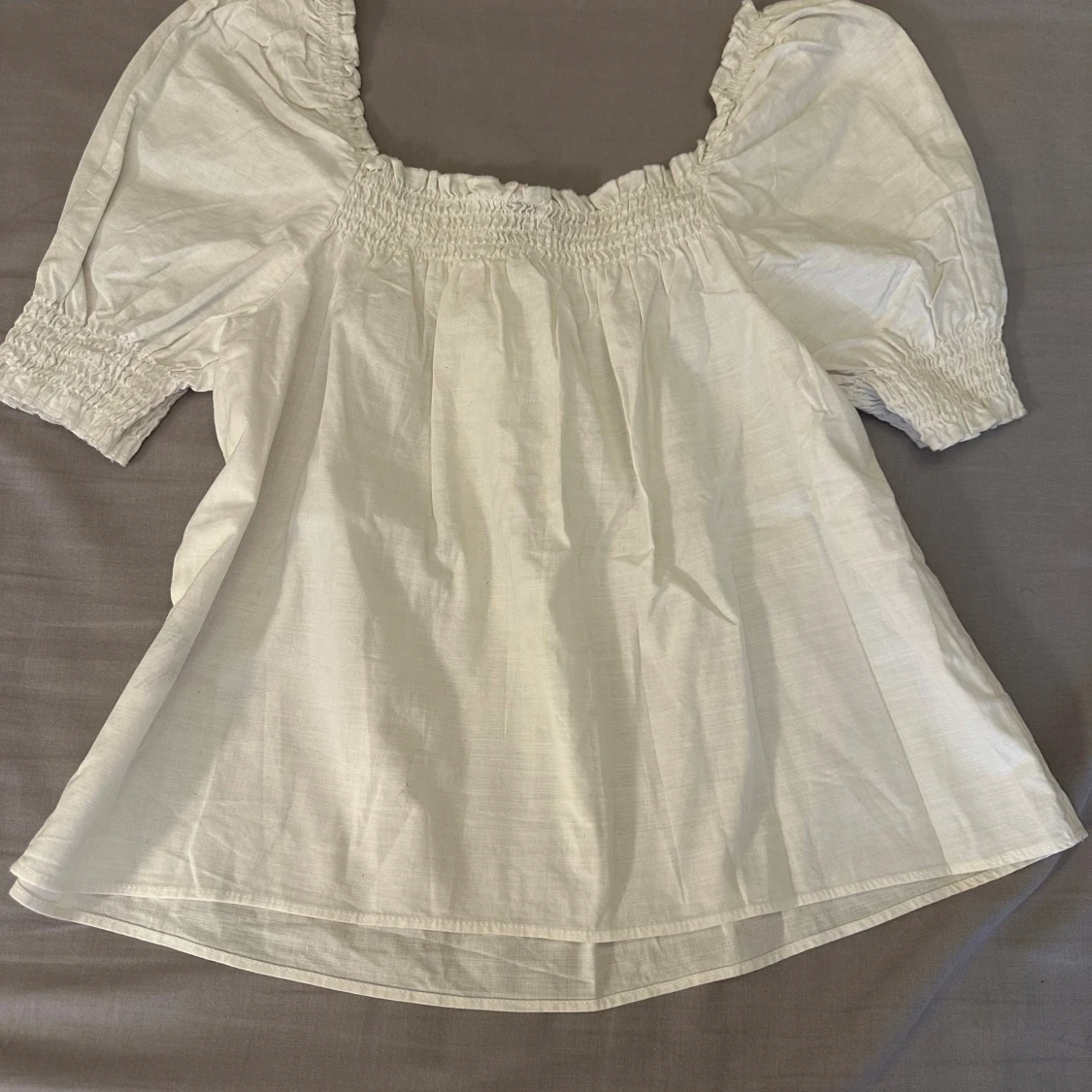 Vit blus med puffärmar och knyt - 1