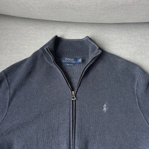 Mörkblå kofta från Polo Ralph Lauren - Snygg mörkblå kofta från Polo Ralph Lauren i mjuk pima bomull | Storlek M | Mycket bra skick  