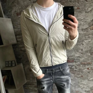 Boggi Milano windbreaker - Mycket fint skick, inga defekter. Storlek 48/S passar dig som är mellan 170-180cm ungefär. Nypris ca 2000kr. Modellen är 185 cm, 79 kg. Skriv för mer information!🤝