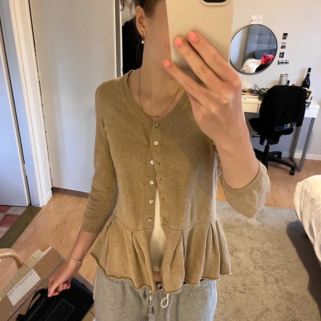 Beige kofta med volang  - 2