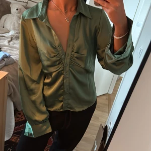 Blus - Såååå fin grön blus som tyvärr är alldeles för stor🫶🏽