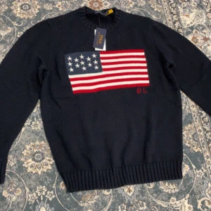 Ralph lauren USA - En väldigt fin och stilig tröja som passar båda i vinter och vår. Tröjan är i storlek S men kan även passa M. Skriv gärna om du är intresserad!!😄