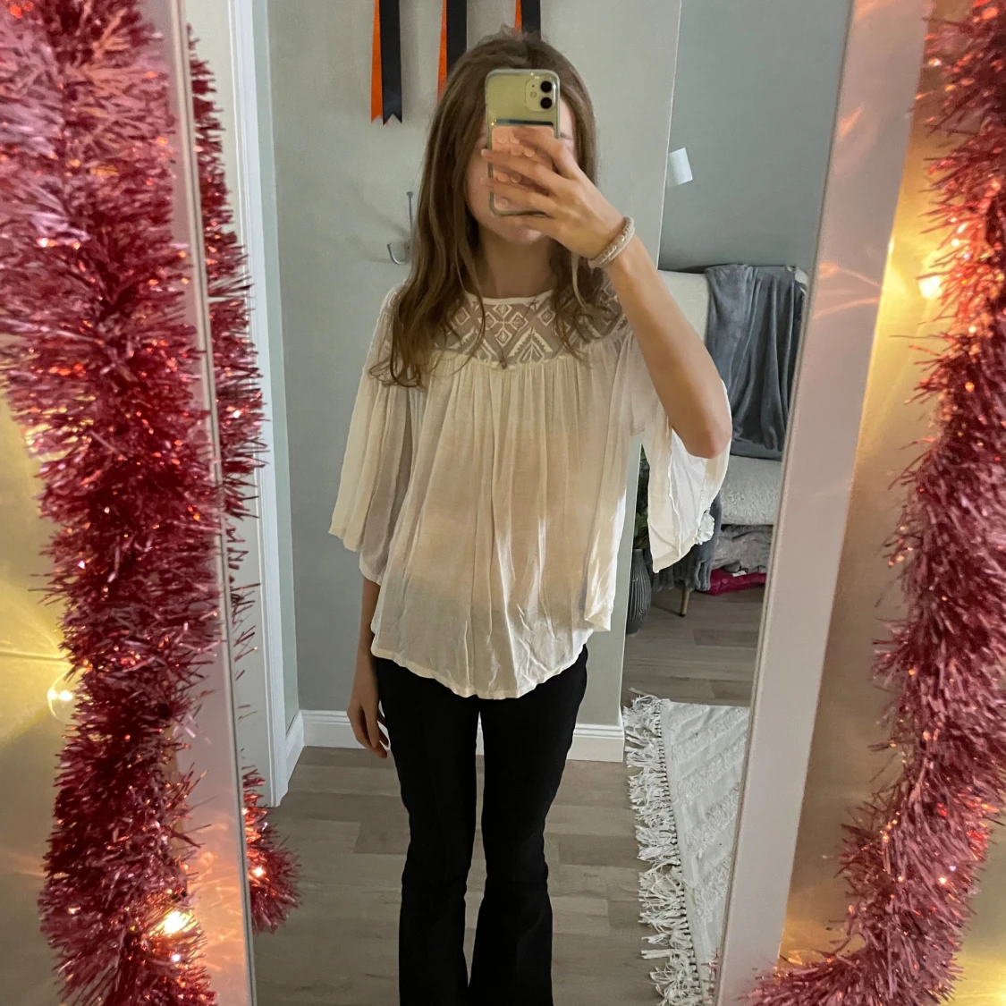 Vit blus med spets från H.I.P.