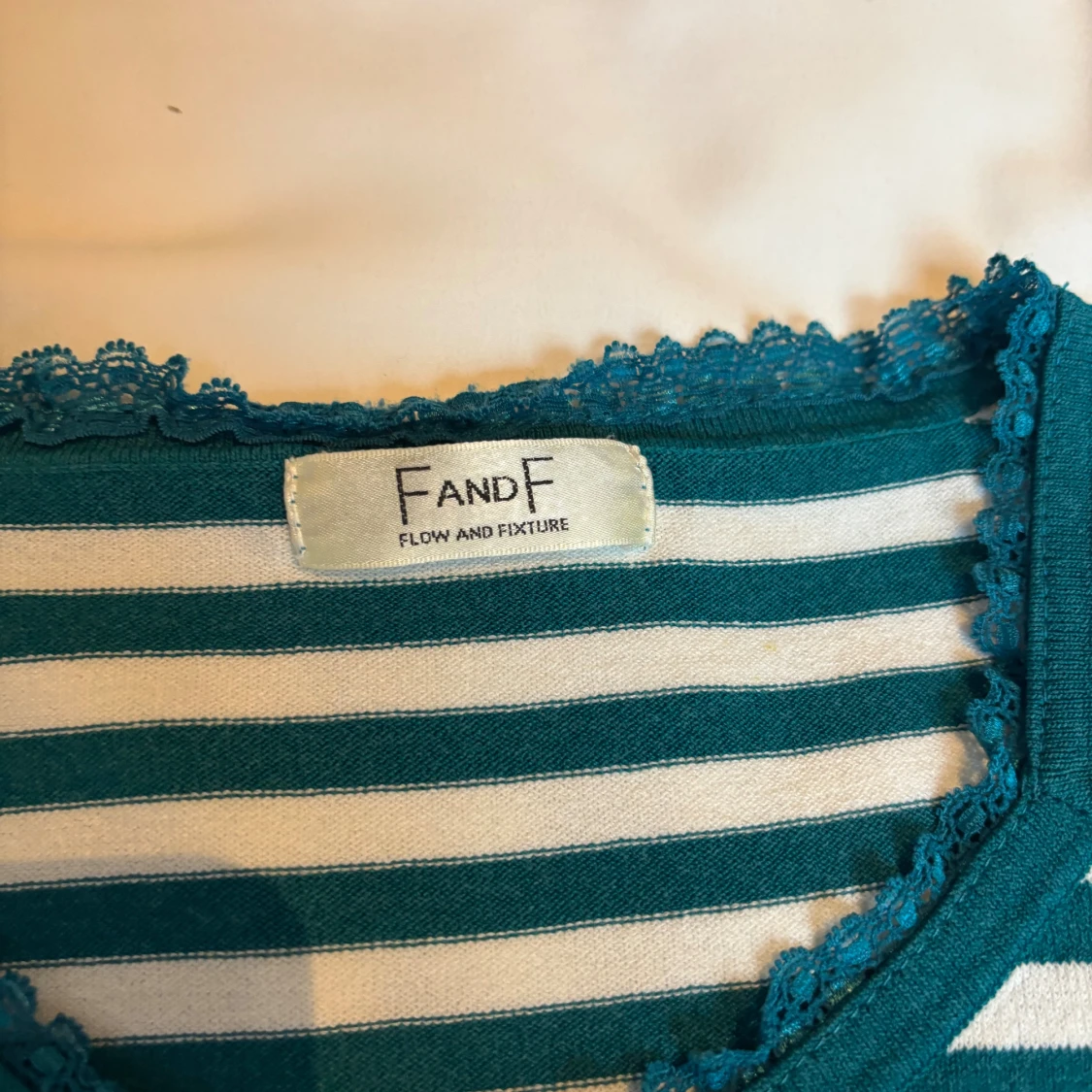 Grön vit randig topp med spets  - 2