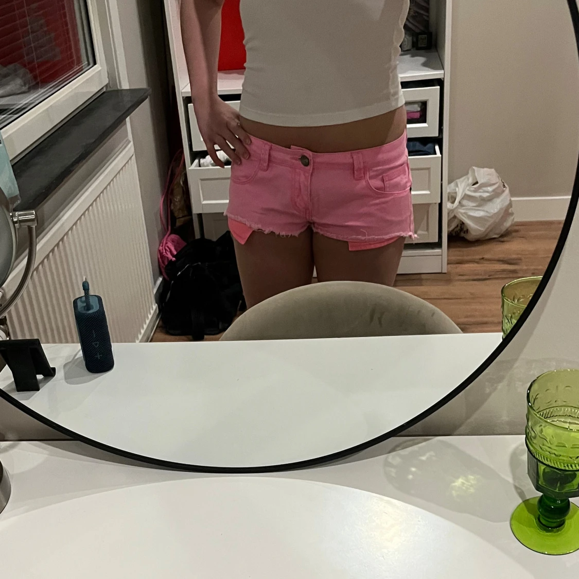 Rosa jeansshorts med fransig kant