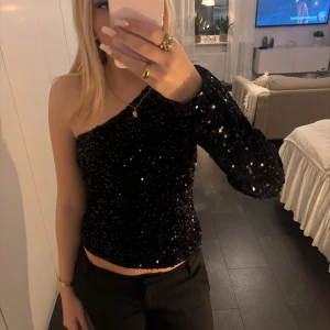 Glittrig blus - Super fin glittrig blus som passar perfekt inför jul och nyår! Hade den förra nyårsafton och fick massa komplimanger!😇 storlek M passar även S