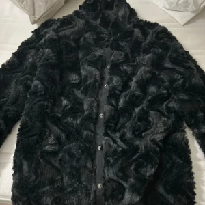 Svart pälsjacka från Vero Moda - Säljer en svart fisk pälsjacka från Vero Moda med fluffig och mjuk yta. 