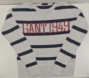 Gant Crewneck - Tjena. Säljer denna feta Gant Crewneck för ett rimligt pris. Tröjan har inga defekter och är i storlek 158/164. Hör av dig vid frågor eller funderingar 💯✅️
