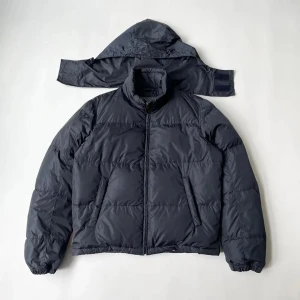 Mörkblå dunjacka från Prada - Snygg mörkblå dunjacka från Prada. AW09, red stripe logo. Perfekt skick. Storlek 50 M/L croppad fit