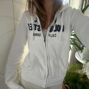 Hollister zip - En zip från Hollister i storlek M. Jag fraktar inom 24h. Se liknande plagg i min profil! 